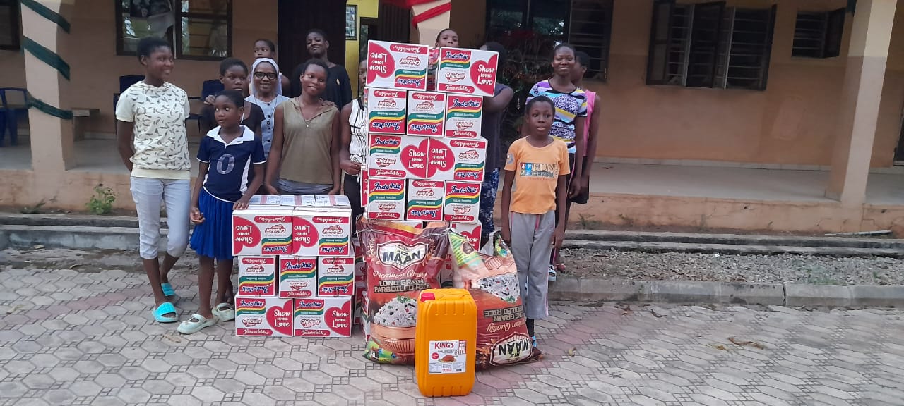 Children with food donations